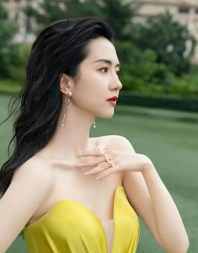 许龄月,黄色抹胸长裙,优雅且性感!