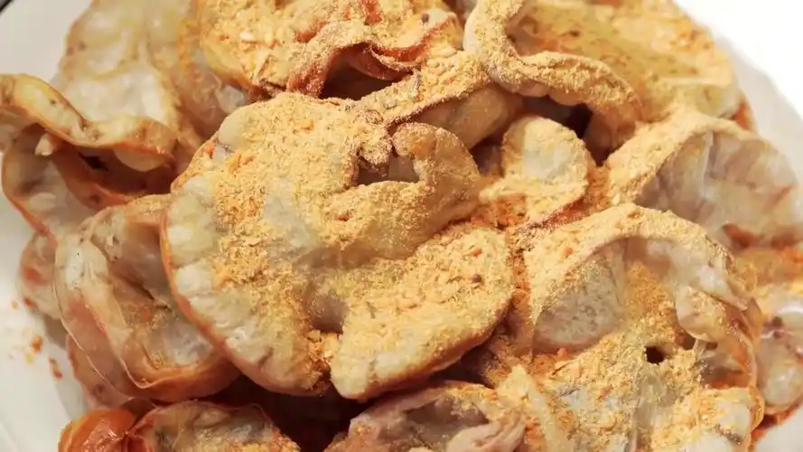 中国东北特色小吃干炸鸡冠油视频素材