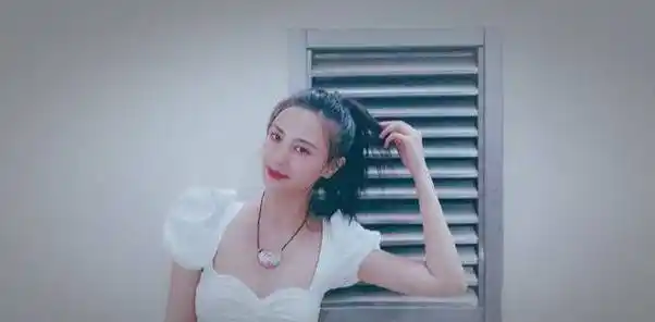 朱晨丽晒靓照身形很奇怪,疑似修图过度,网友:其实你不用p图_何广沛