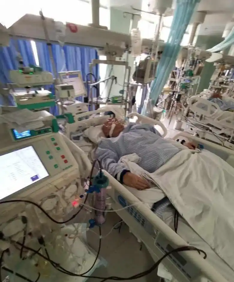 68岁香港男星被曝病危,已转icu满身插管抢救治疗