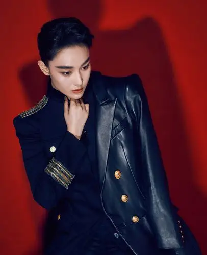 狂拽酷炫荷尔蒙爆棚张馨予短发大玩中性风