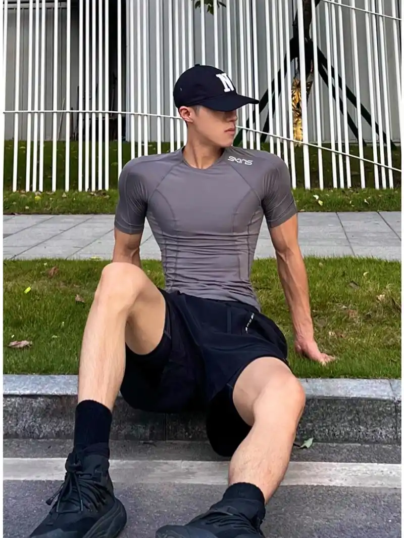 属于运动男生的宝藏圣衣#户外运动# 瞬间宽肩窄腰的感觉就出来了,很难