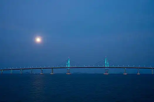 月色下的港珠澳跨海大桥