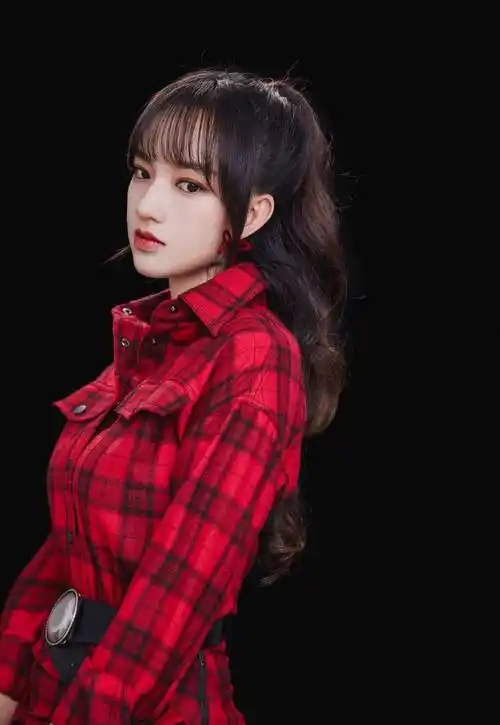 这才是真的未修图!程潇修身上衣配百褶裙,"漫画腿"都没有了