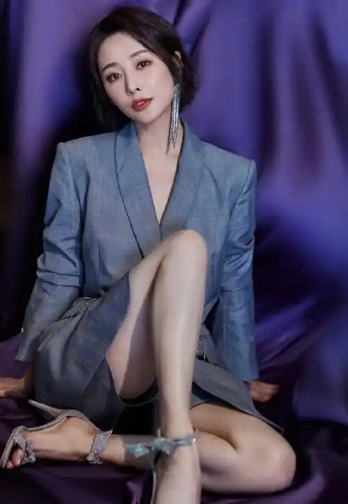 李纯征服感十足,这时尚身材太带劲了,组图写真