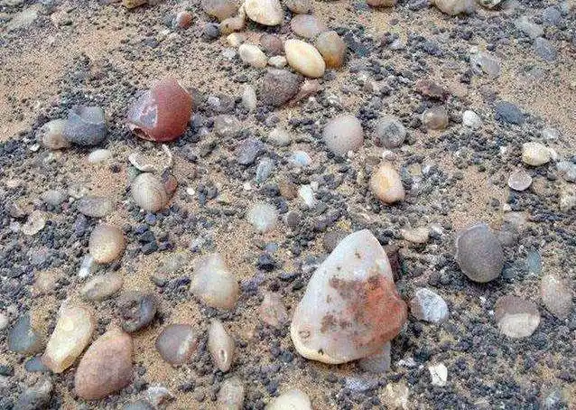 内蒙古戈壁,石头千奇百怪,西部有一个湖石头五颜六色漂亮极了