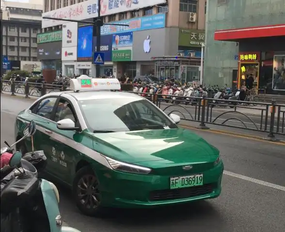 南通南大街实拍吉利几何a出租车,外观造型非常显眼!