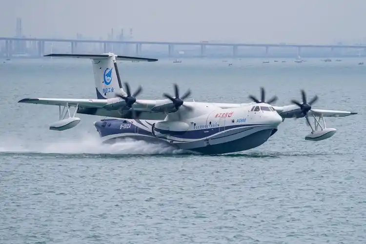 祝贺!我国自主研制的大型水陆两栖飞机在青岛海域首飞成功