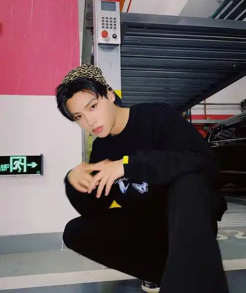 原创黄明昊地下车库帅照蔡徐坤氛围感大片出炉你有被谁帅到