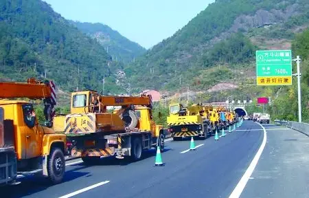 整修沪渝高速方斗山隧道两个月工期缩短到两天