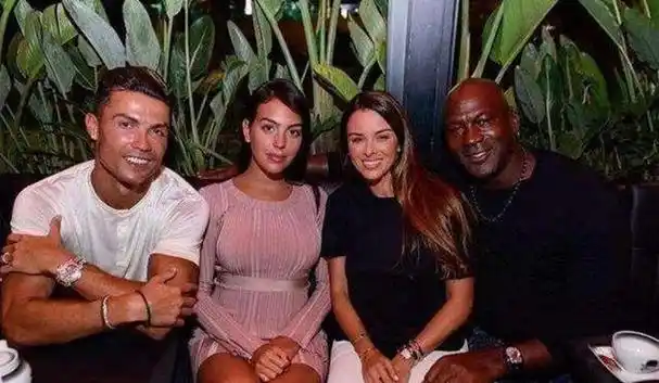 乔丹一家四口出游!双胞胎女儿穿着小白裙亭亭玉立,75后妻子也嫩