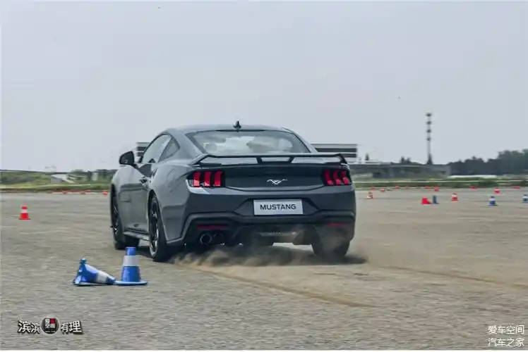 「 爱车空间 」体验全新福特mustang03硬顶性能版和敞篷运动版