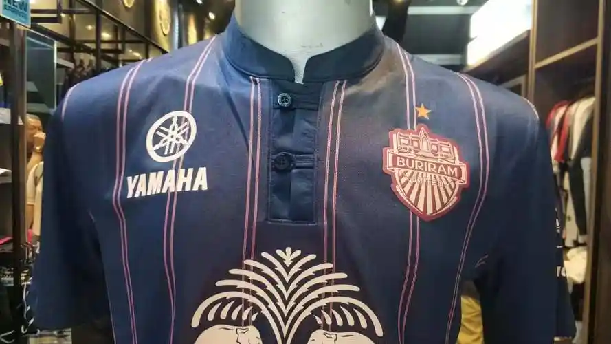 武里南联十周年纪念款球衣:24座奖杯装饰了雷电城堡的梦