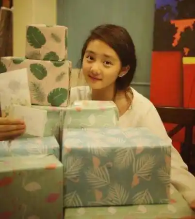 跟多多一样拥有高颜值的还有赵薇的女儿小四月,由于赵薇对女儿格外的