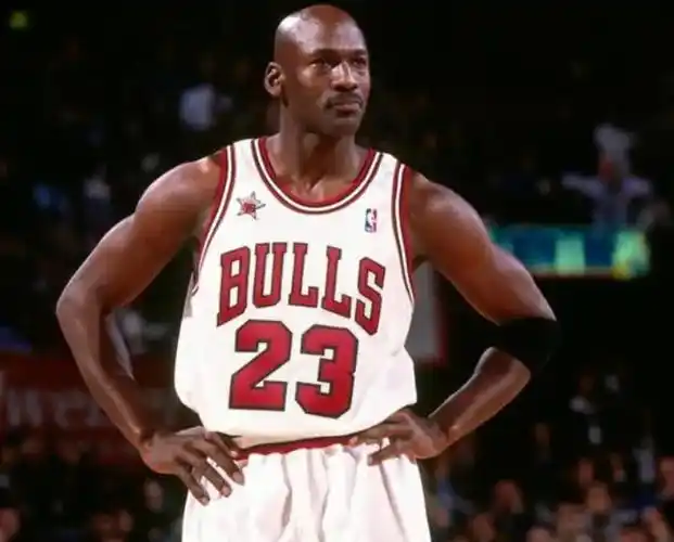 生涯15个赛季10次拿到得分王,乔丹那5个赛季都输给了谁?