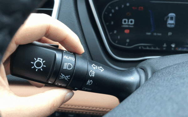 旋转此处的灯光控制开关,可以在 前雾灯,后雾灯,关闭三个档位之间