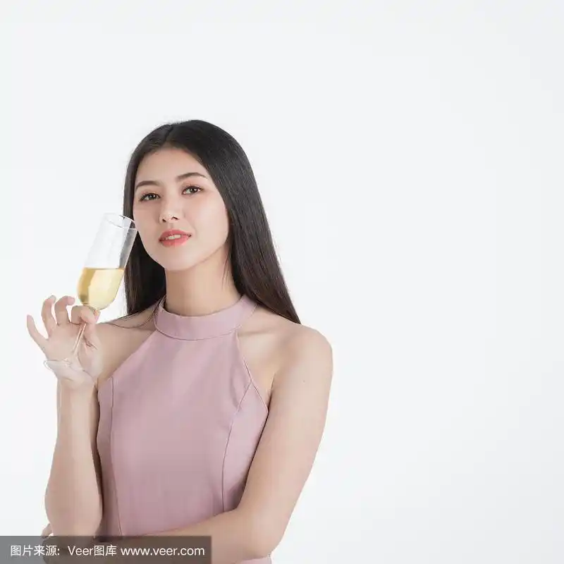 自信的女人拿着香槟酒杯摆姿势.
