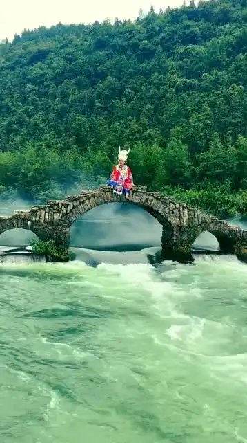 彼岸碧叶青烟起,忘川河流水湍急,奈何桥上思相守,只念来生少离殇