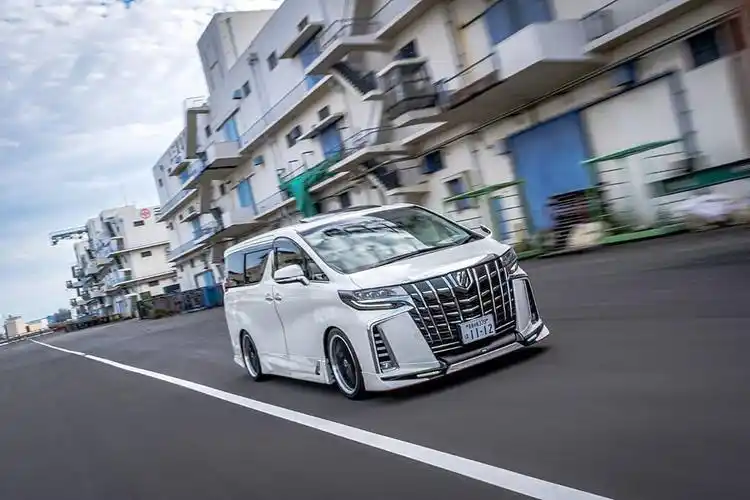 丰田埃尔法,气势不能输