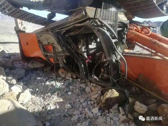 公司的两台挖掘机,其中一台被矿业公司自行安排施工时,发生了摔翻事故