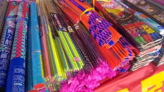 昆明主城烟花爆竹开售小盆友乐了但看到价格