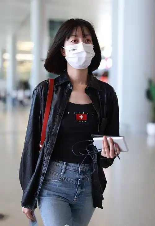 李溪芮穿紧身牛仔裤大秀美腿 齐肩短发随风飘逸自带气场