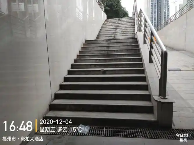 站西路火车站商贸城侧台阶及下水道管网上有垃圾
