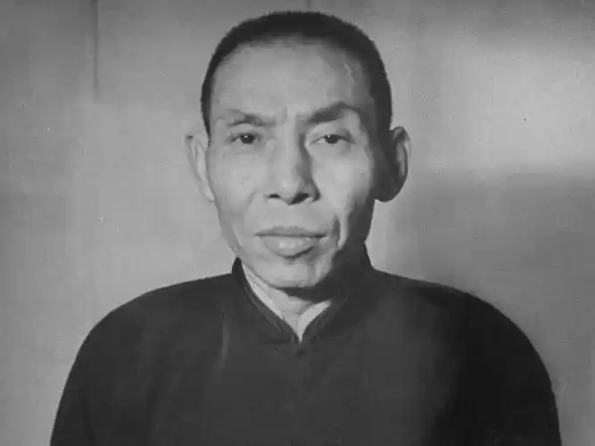 为何83岁高龄的黄金荣,沦落到在大街上扫地?