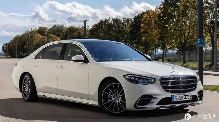 魔幻的奔驰旗舰:燃油s级一车难求,电动s级降价40万没人要?