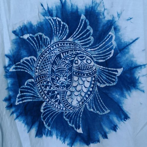 靛蓝制作手工制手工鱼纹图案蜡染蓝靛蓝染植物t恤