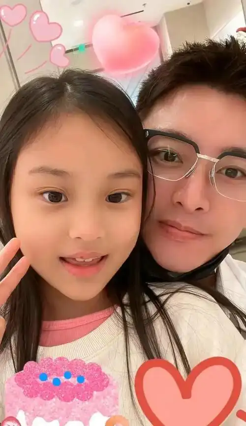 贾乃亮40岁生日晒父女合照甜馨送爸爸特制奖杯世界上好爸爸