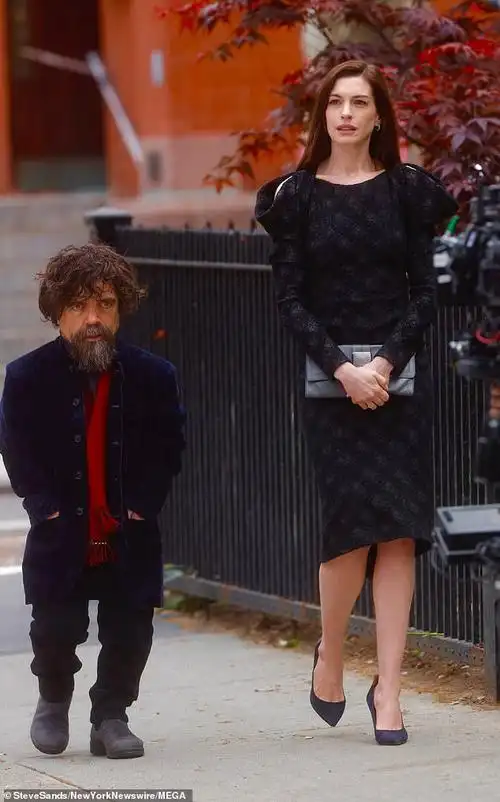 安妮·海瑟薇与"小恶魔"彼特·丁拉基在新片《她来到我身边》