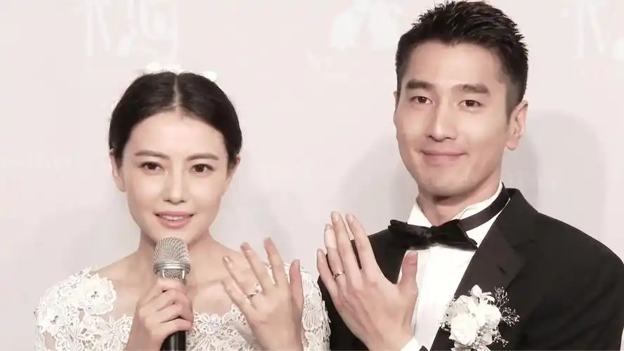 高圆圆勾着老公脖子隔口罩与赵又廷亲吻身旁女儿见惯了很淡定