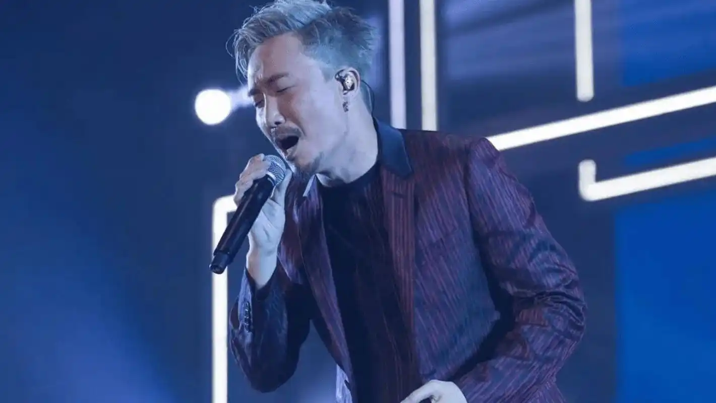 郑中基演唱会刷爆网络,他消失14年后归来依旧有巨大号召力,成为顶级