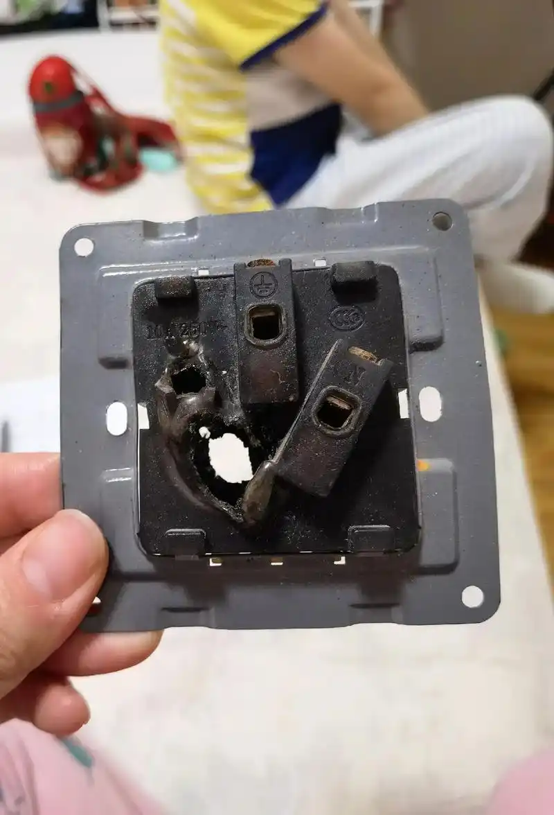 求科普下,小厨宝插座糊了,还能用吗.台下小厨宝插座糊了,糊了 - 抖音