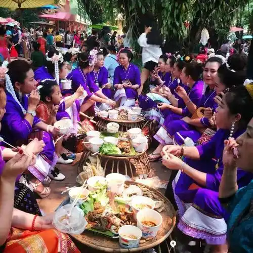 赶摆场成了美的海洋,身着不同风格民族服饰的人们争奇斗艳:穿着傣族