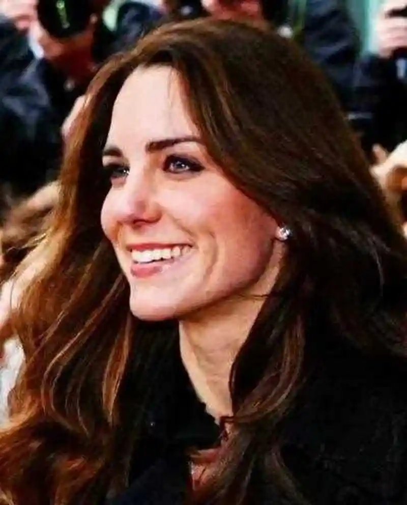 凯特王妃微笑时总是露出标准的"八颗牙"微笑,而且牙齿也很白,笑起来