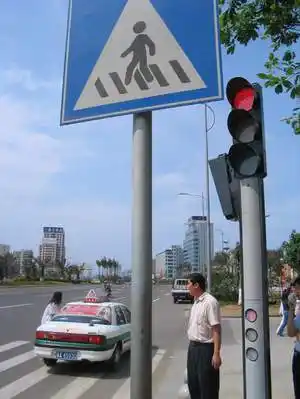 龙昆南道客村人行横道 过往司机,行人对红绿灯视而不见(组图)-搜狐新