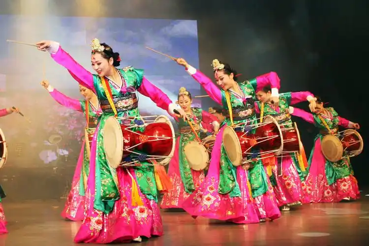 首页 上一页 下一页 尾页 1/1    长鼓舞简介:   朝鲜族长鼓舞起源于