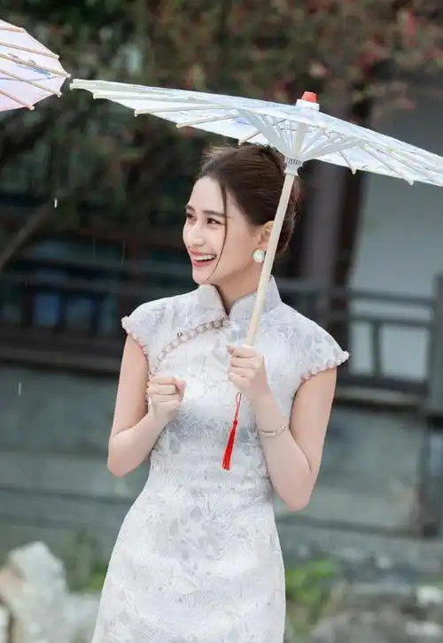 江南女子!何超莲最新写真