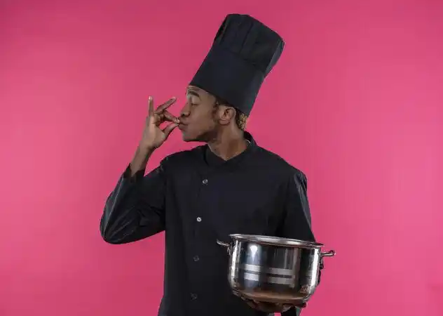 厨师 厨师 年轻 制服 美味 可口 手势 平底锅 高兴 非裔美国人 持有