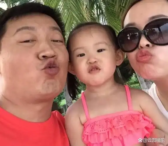 陈法蓉前任杨俊毅罕露面,身材发福变化大,与9岁女儿出游太温馨