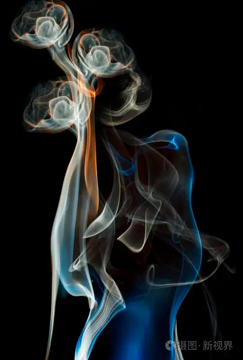 色彩抽象烟孤立黑色背景页