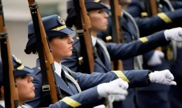 女兵亮相西班牙国庆阅兵式