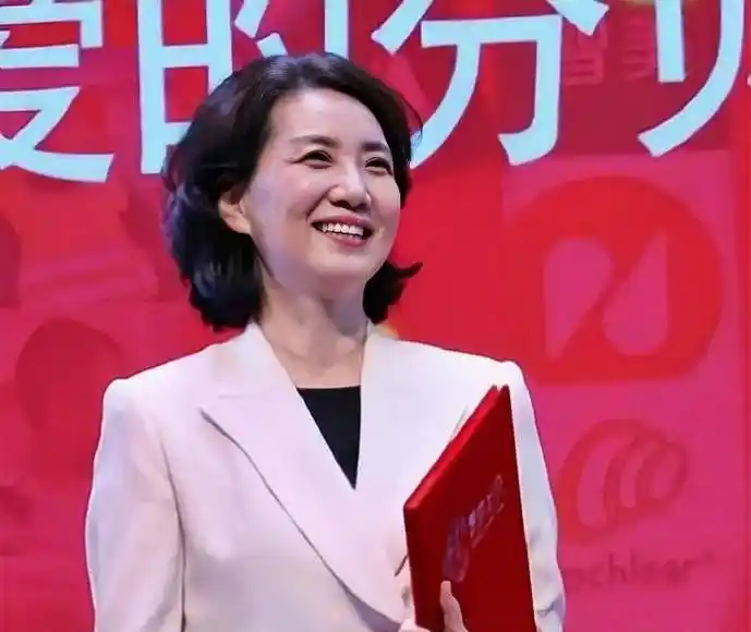 央视首席女主播李修平:42岁再婚嫁大10岁丈夫,无儿无女也幸福_工作