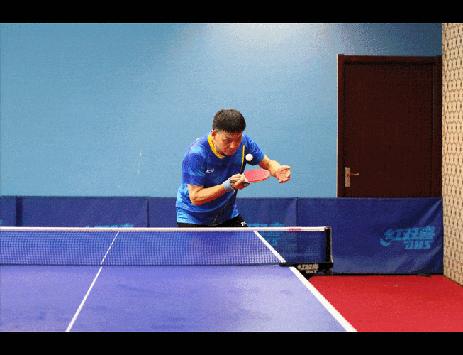 发球时一定要吃准击球部位站在左半台以反手姿势发球是很多业余球友