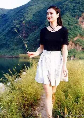 55岁林芳兵年轻时又美又时髦,毛衣裙 腰带风情妩媚,照穿高级