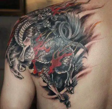 后背上的火麒麟纹身图案
