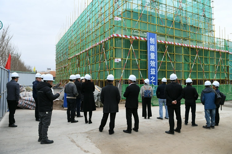 吴总陪同投资方视察工地
