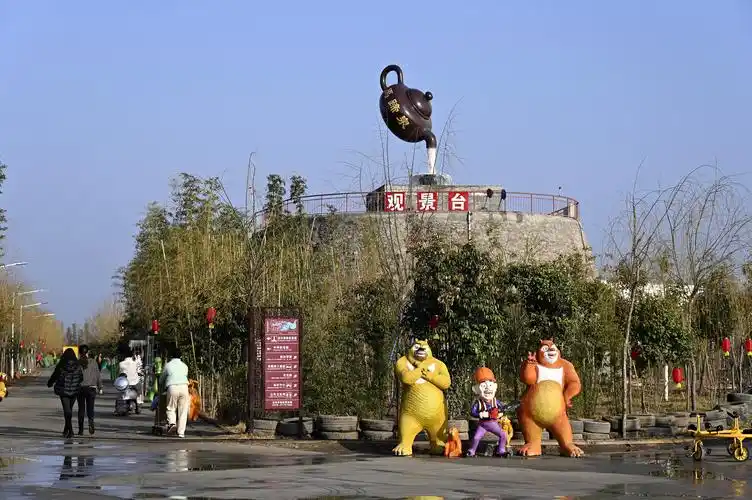 位于缑氏镇缑氏村的三星级旅游景区——马蹄泉旅游度假村开展采风活动